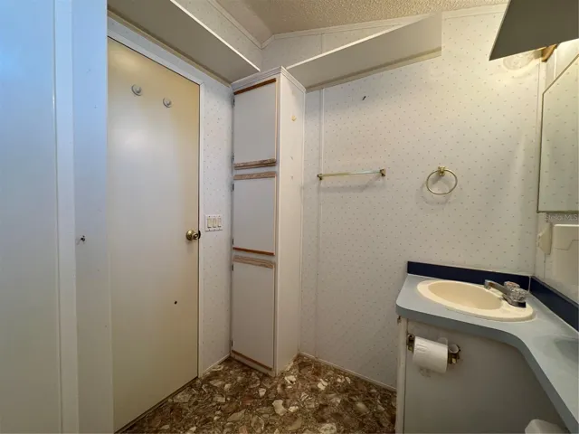 Bathroom linen storage