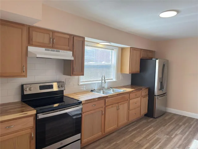 Ample counter space & Pres Area