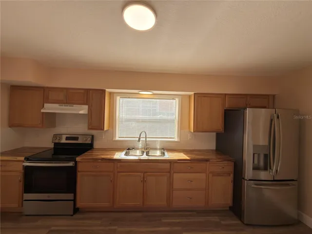 Plenty of Kitchen cabinet and starage
