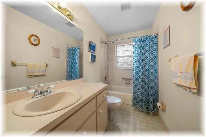 GUEST BATHRM HAS TUB/SHOWER COMBO...