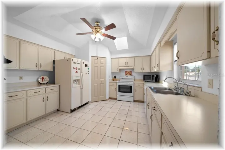 FAMILY SIZED KITCHEN HAS LOTS OF CABINETS...