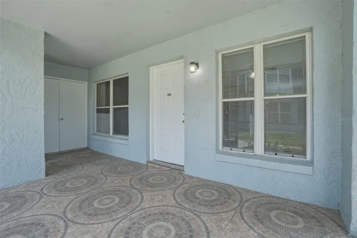 Entry/Covered patio