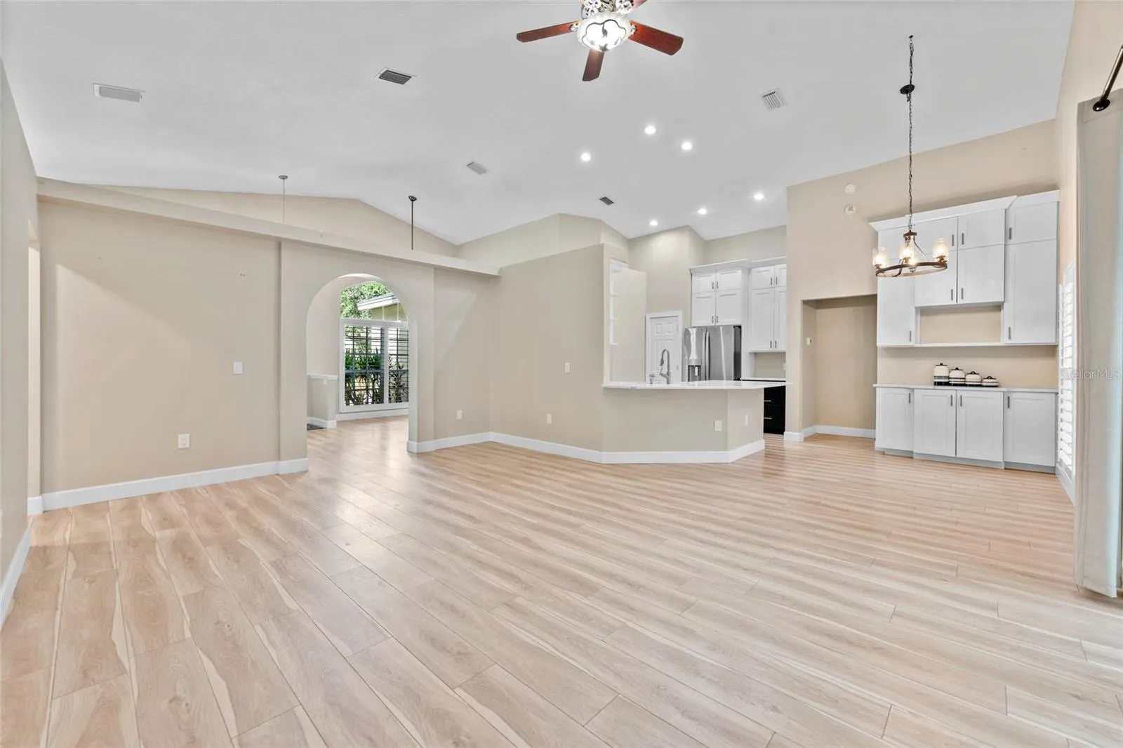 large living room area (2)