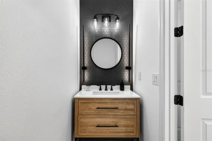 Half bathroom/downstairs