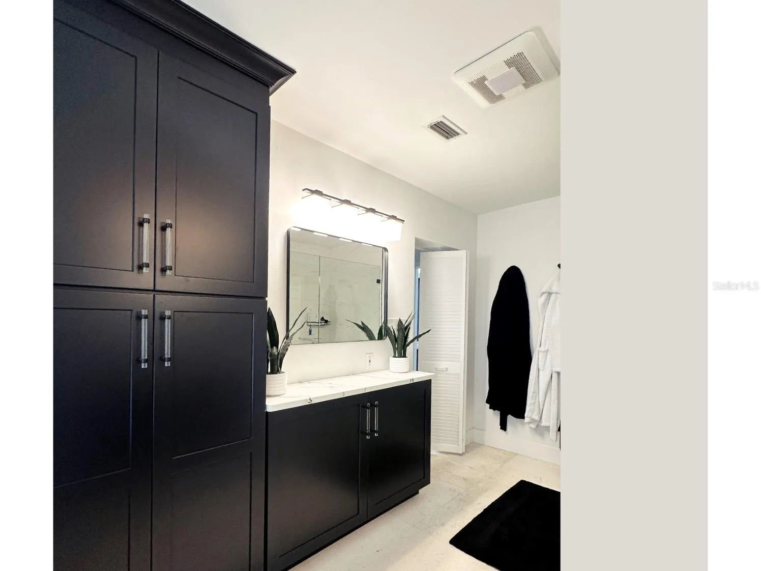 Primary bedroom  bathroom