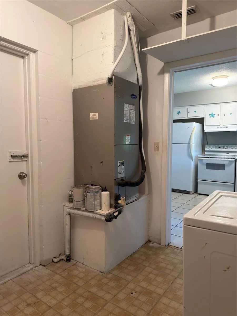 Laundry room to Kitchen