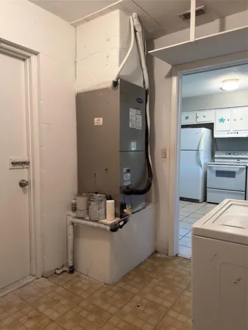 Laundry room to Kitchen