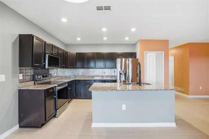 Kitchen and Breakfast Bar