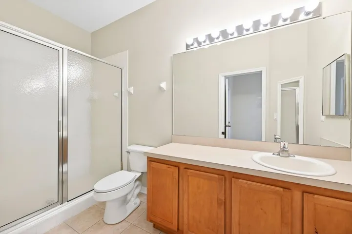 Primary en-suite bath.