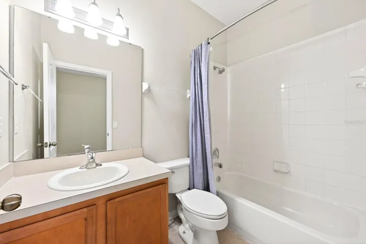 Second full/en-suite bath.