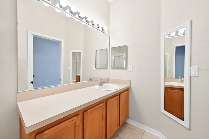 Primary en-suite bath.