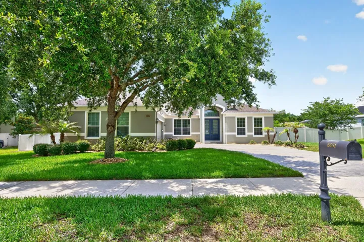 Combining elegant interiors, a SPECTACULAR PRIVATE POOL, meticulous maintenance, and a prime Apopka location, this exceptional home offers the very best of Florida living.