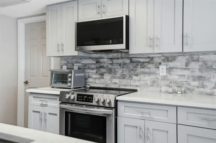 New stainless steel applainces.