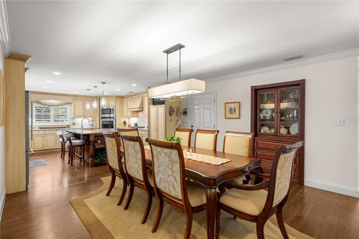 KITCHEN/DINING