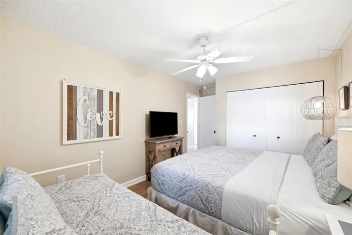 Guest bedroom picture 3