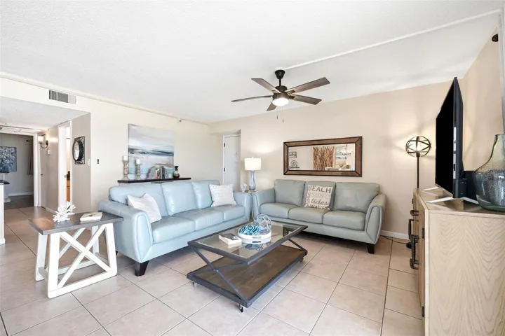 Living room 4