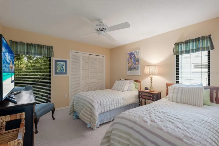 Guest bedroom with newer carpeting.