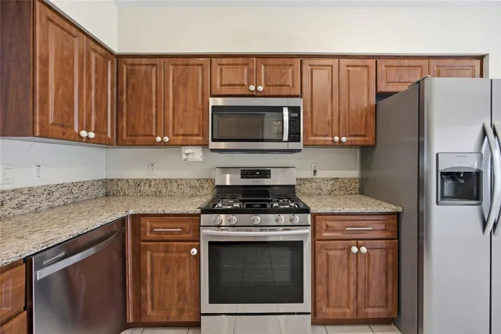 Granite counters AND golf ball knobs!