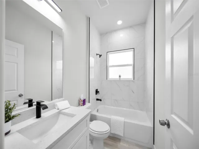 Secondary bathroom with modern finishes