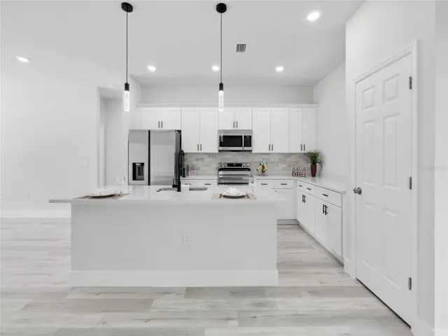 Large center island perfect for entertaining and everyday living