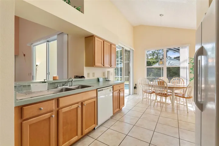 Kitchen with eat in dinette area