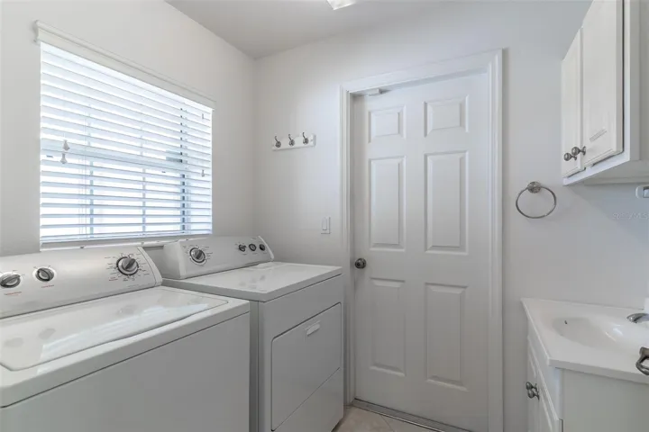 Laundry room w/sink & cabinets