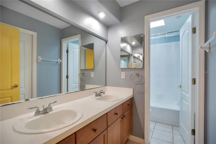 Full bathroom - 2nd floor