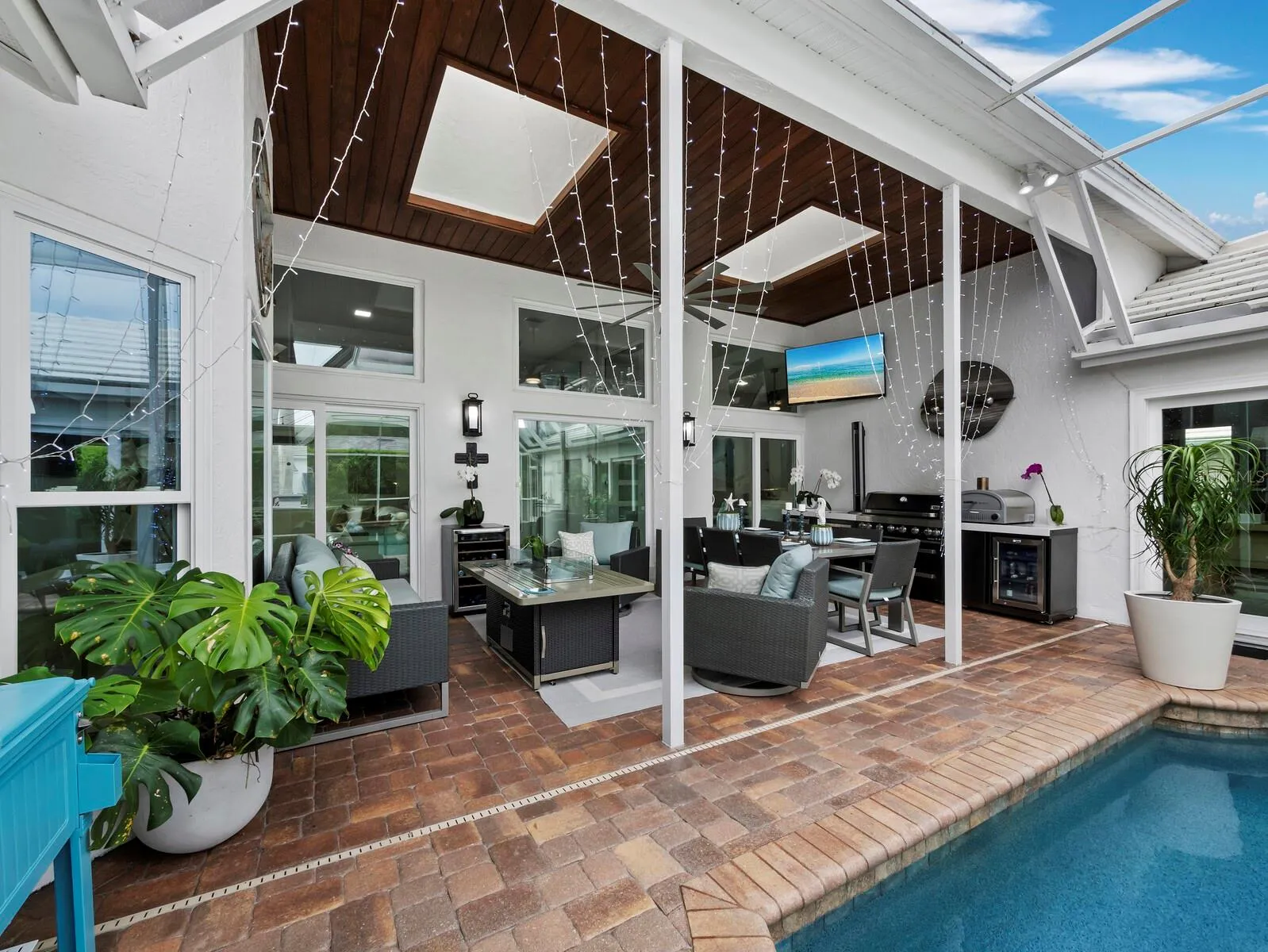 Pool Lania with high ceilings, 2-skylights, Fan/light