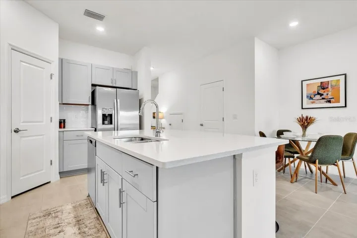 Eat-in Kitchen area for 4