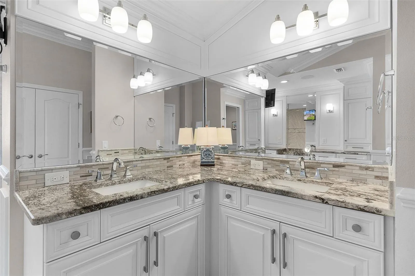 Double sinks with granite countertops