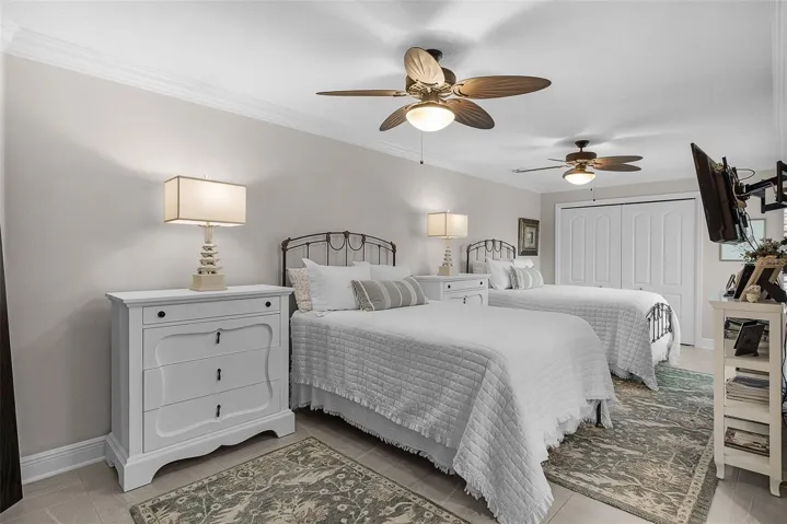 2 ceiling fans for your sleeping comfort