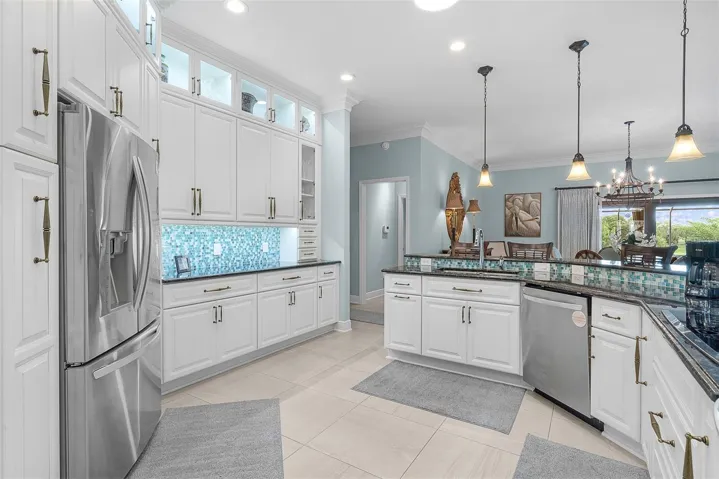 Display your most beautiful pieces in the showcase cabinets at the top
