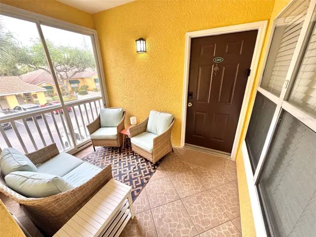 Absolute move-in condition in a neutral seashore theme
