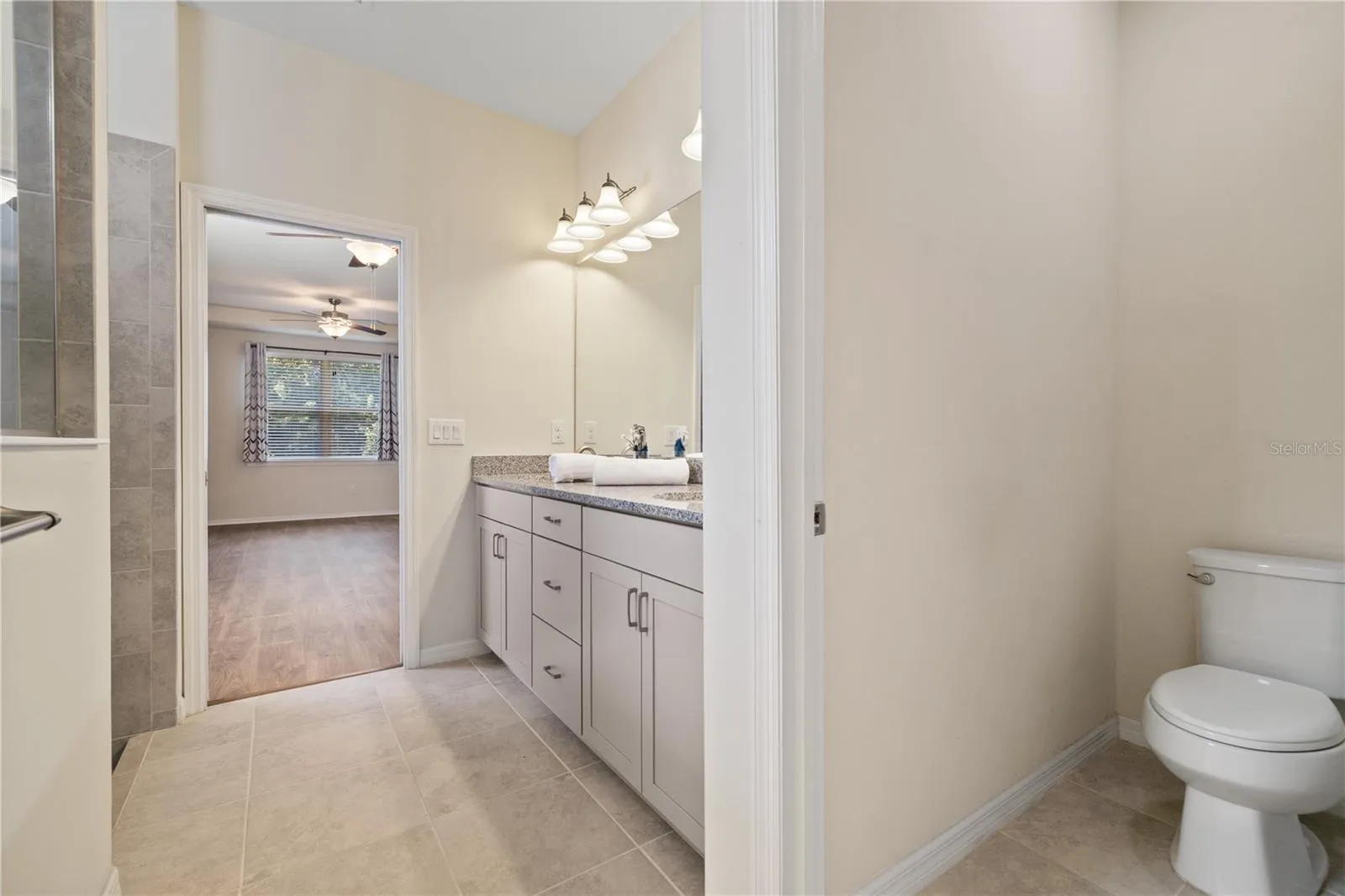 Upstairs Full Bathroom