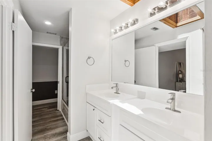 Guest bathroom 2