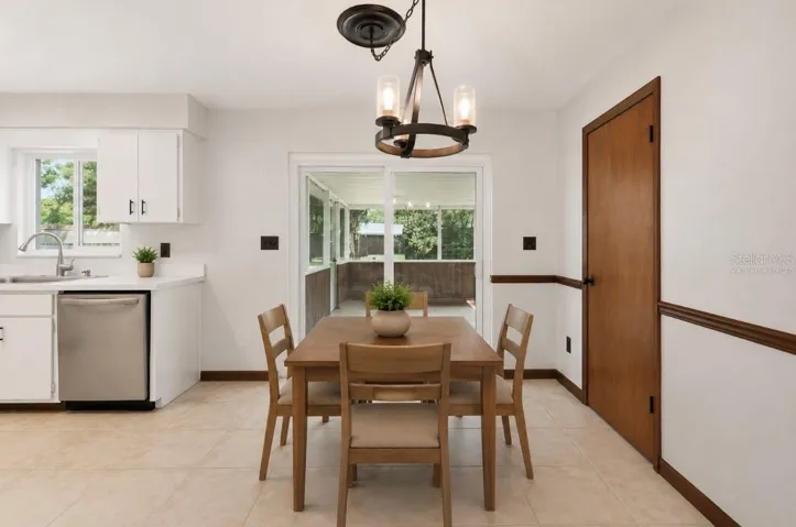 DINING AREA (virtually staged)
