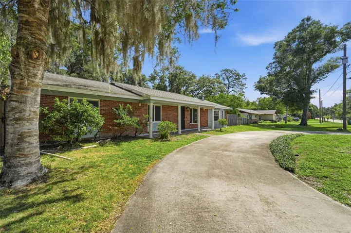 CIRCLE DRIVEWAY