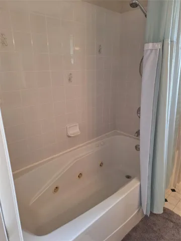 JACUZZI TUB IN MASTER BATHROOM