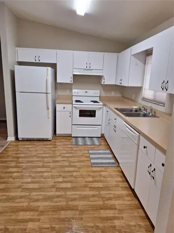 SPACIOUS KITCHEN