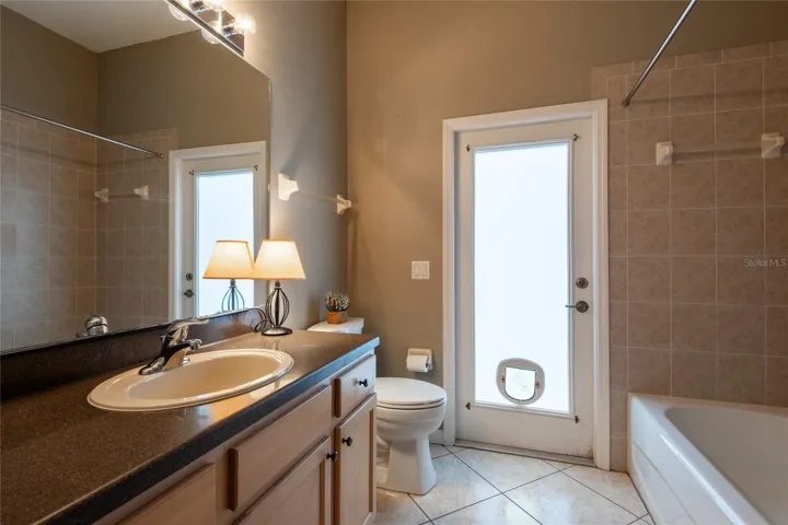 GUEST BATHROOM WITH TUB