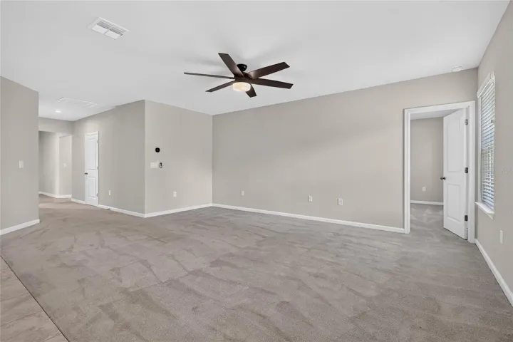 LARGE FAMILY ROOM