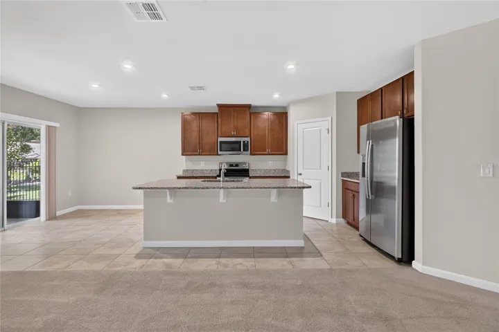 KITCHEN ISLAND WITH BREAKFAST BAR