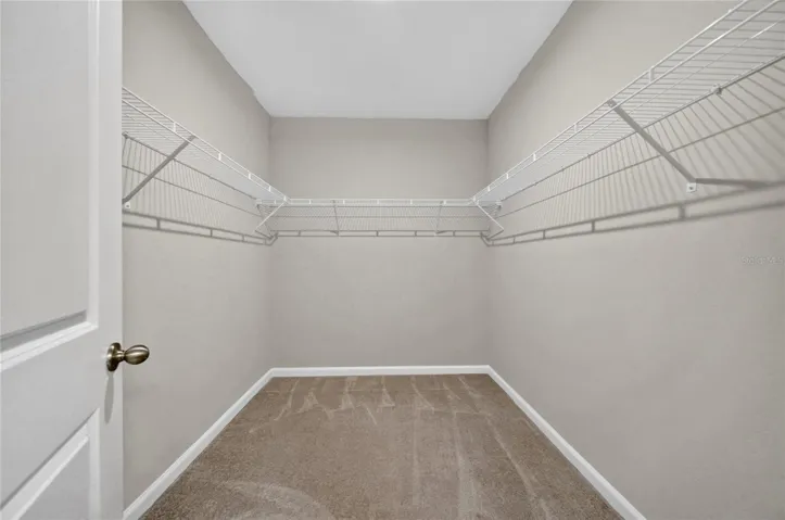 WALKING CLOSET