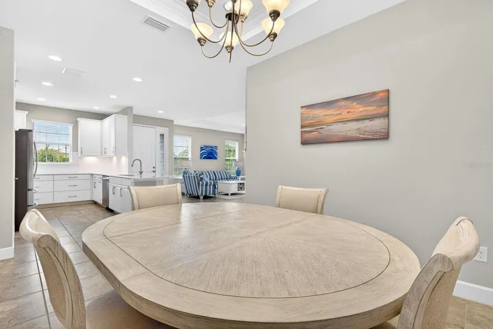 Dining room with tray ceiling and crown molding