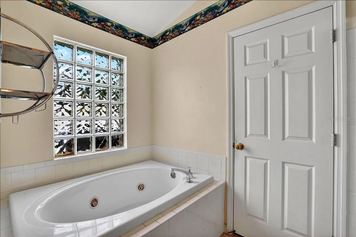 MASTER JACUZZI TUB