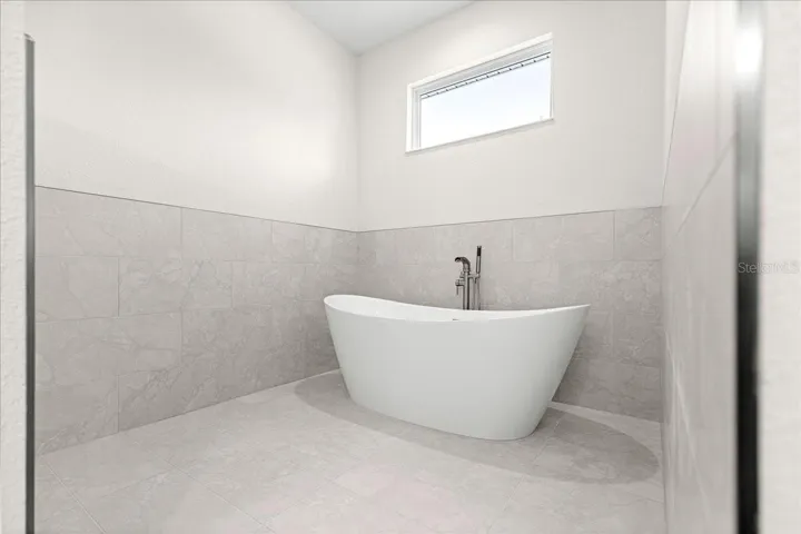 soaking tub