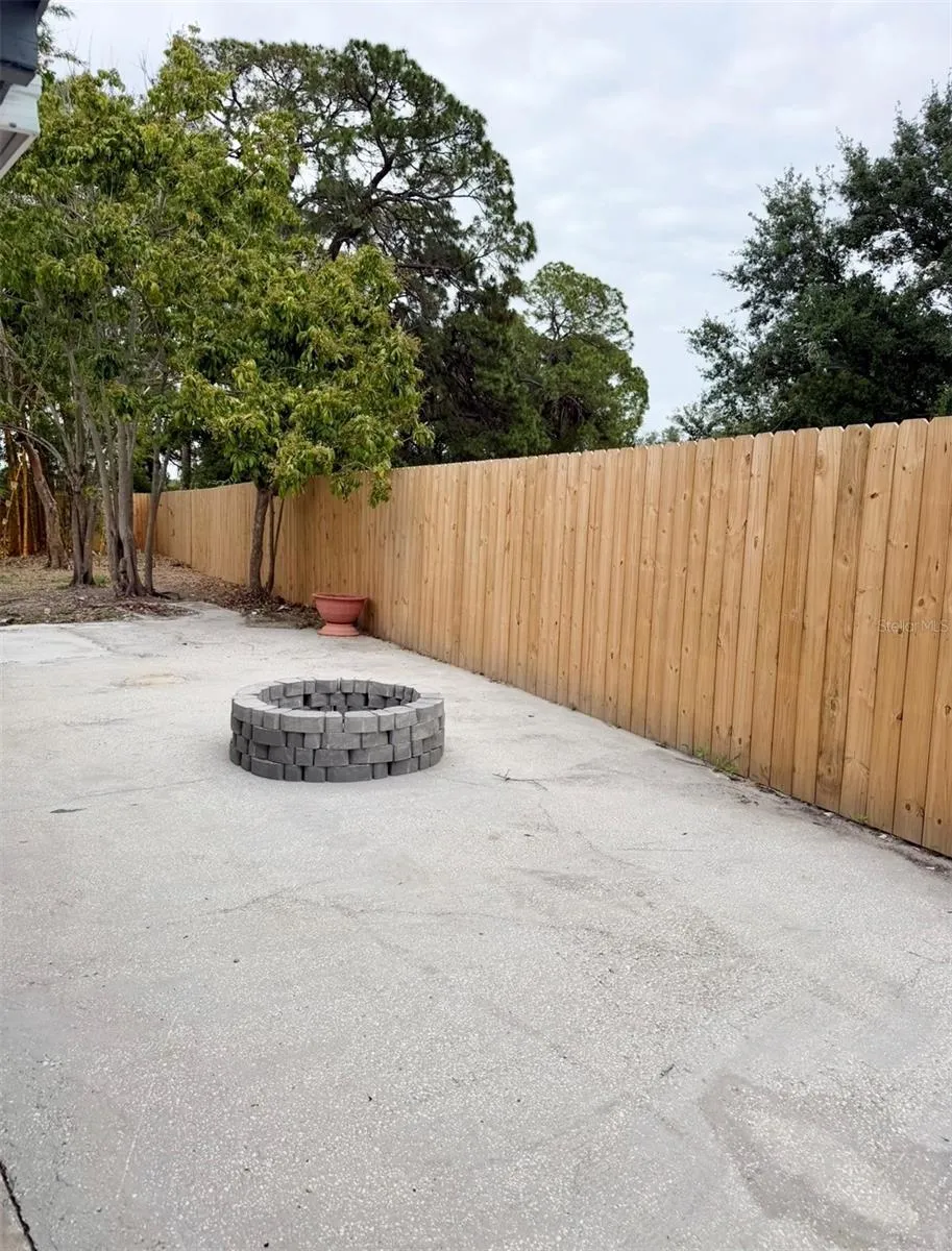 Outdoor fire pit