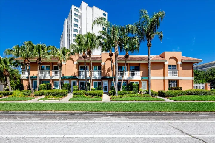 Beautiful townhouse just outside of DTSP with rooftop views!