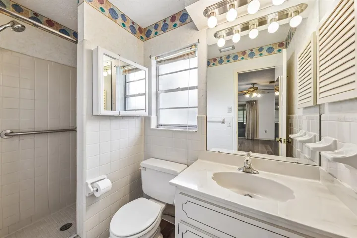 Primary en-suite bath.
