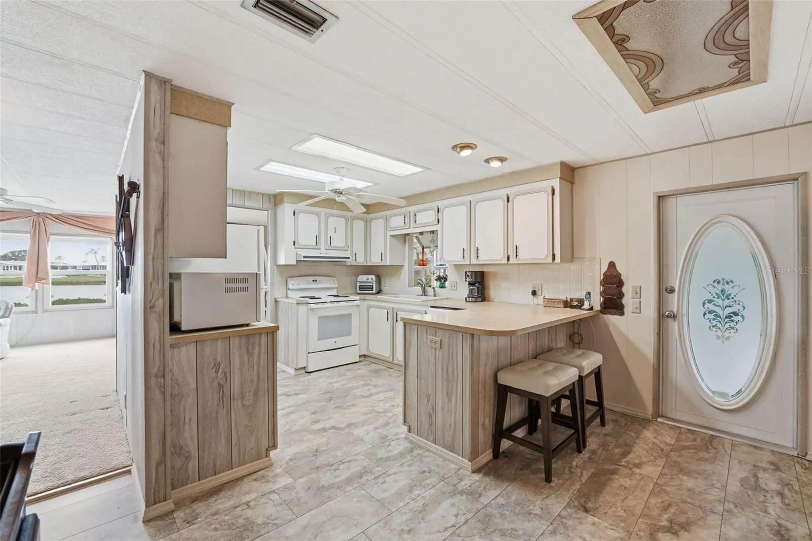 Kitchen with breakfast bar